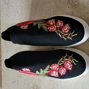 Steve Madden Sly Knit sneakers.  Black with embroidered flowers size 5.5